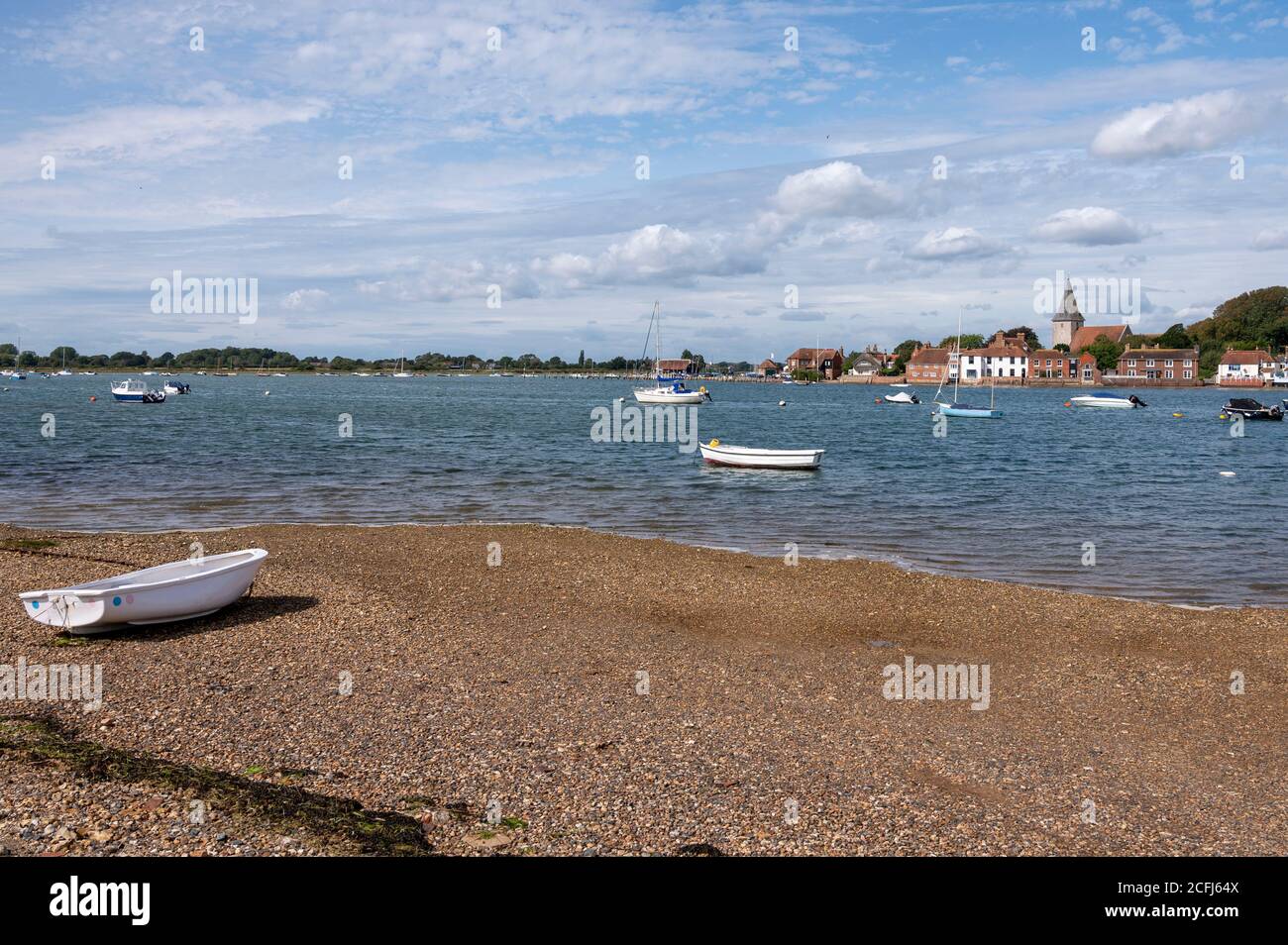 Images du port de Bosham avec des bateaux et des yachts en vue et le village de Bosham en arrière-plan. Banque D'Images