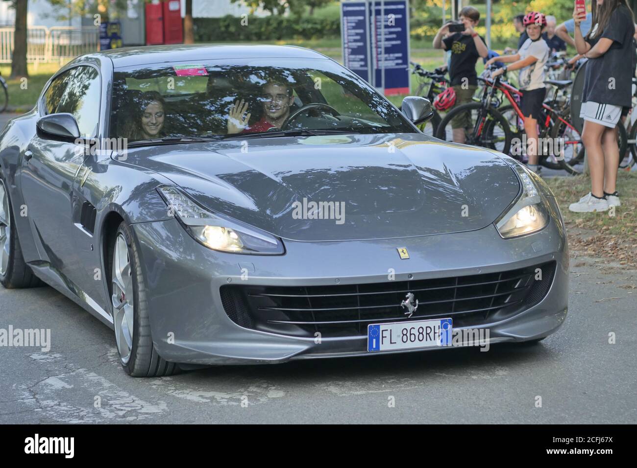 Monza, Italie. 03ème septembre 2020. Monza, Italie: Le pilote Charles Leclerc dans la voiture dans sa Ferrari avec sa copine Charlotte Sinè après s'être qualifié pour le Grand Prix de Formule 1 de Monza. (Photo de Luca Ponti/Pacific Press) crédit: Pacific Press Media production Corp./Alay Live News Banque D'Images