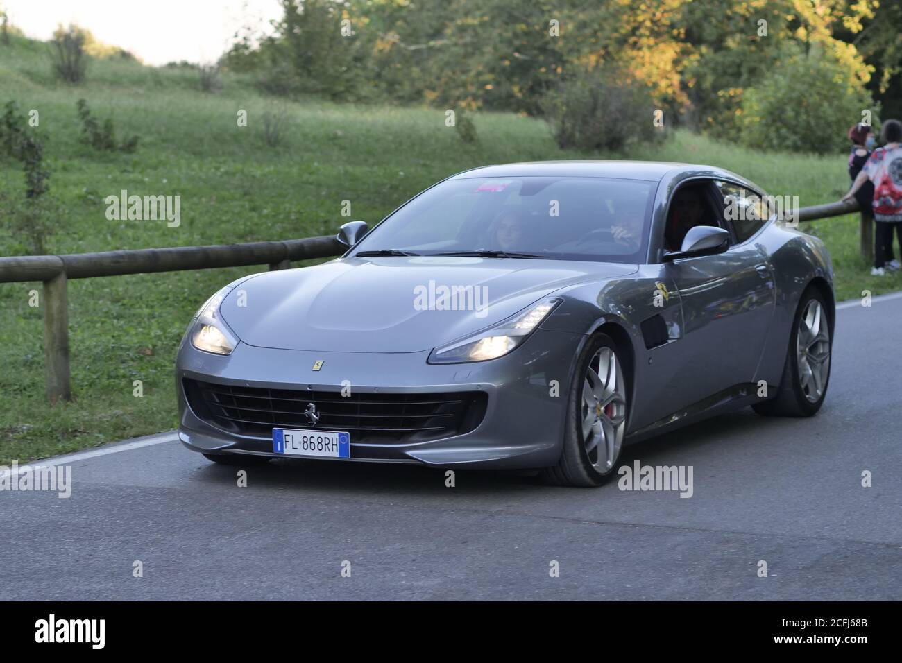 Monza, Italie. Le 05septembre 2020. Monza, Italie: Le pilote Charles Leclerc dans la voiture dans sa Ferrari avec sa copine Charlotte Sinè après s'être qualifié pour le Grand Prix de Formule 1 de Monza. (Photo de Luca Ponti/Pacific Press) crédit: Pacific Press Media production Corp./Alay Live News Banque D'Images