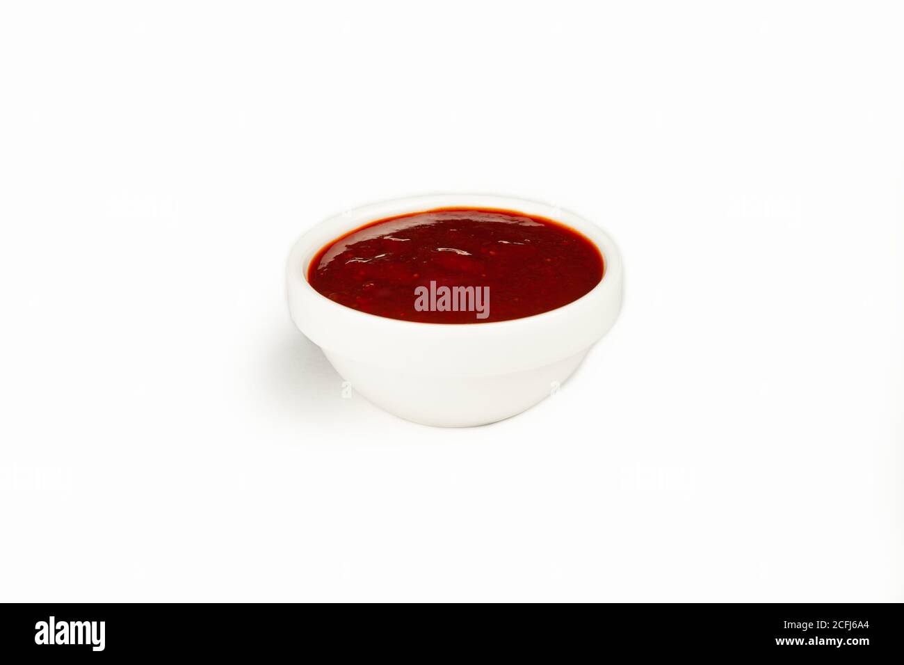 Sauce Kimchi dans un bol sur fond blanc. Pour le menu du restaurant. Assaisonnement traditionnel à sushis japonais. Une alimentation saine Banque D'Images