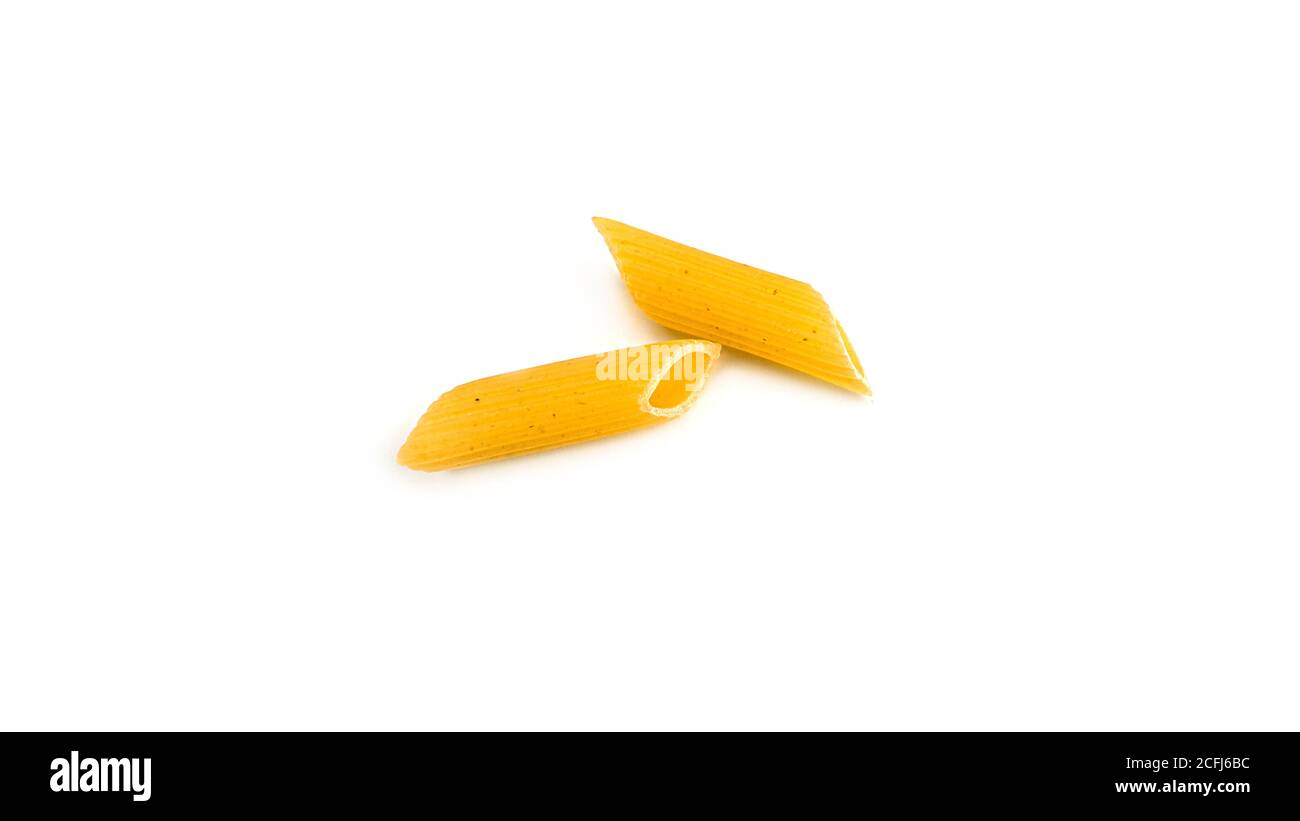 Forme brute de penne rigate de pâtes italiennes sur fond blanc. Photo de haute qualité Banque D'Images