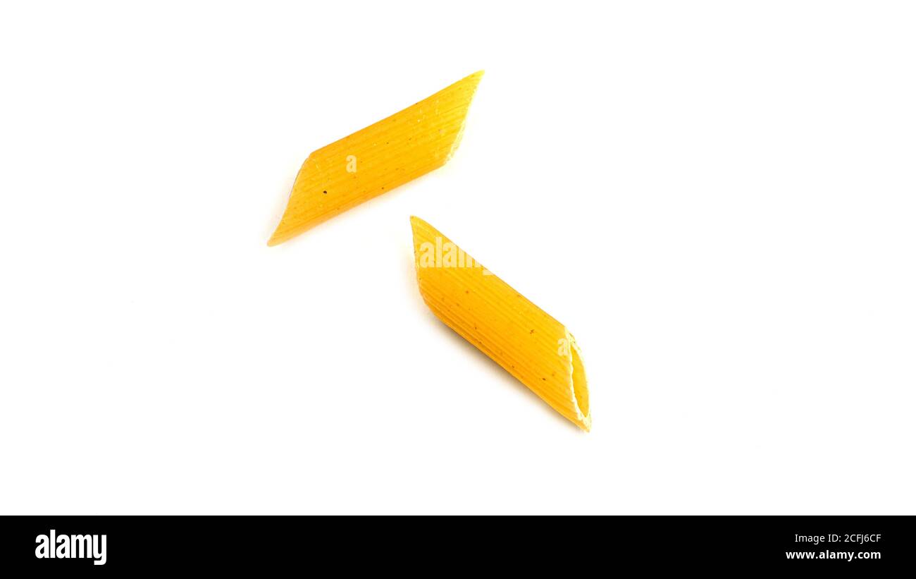 Forme brute de penne rigate de pâtes italiennes sur fond blanc. Photo de haute qualité Banque D'Images