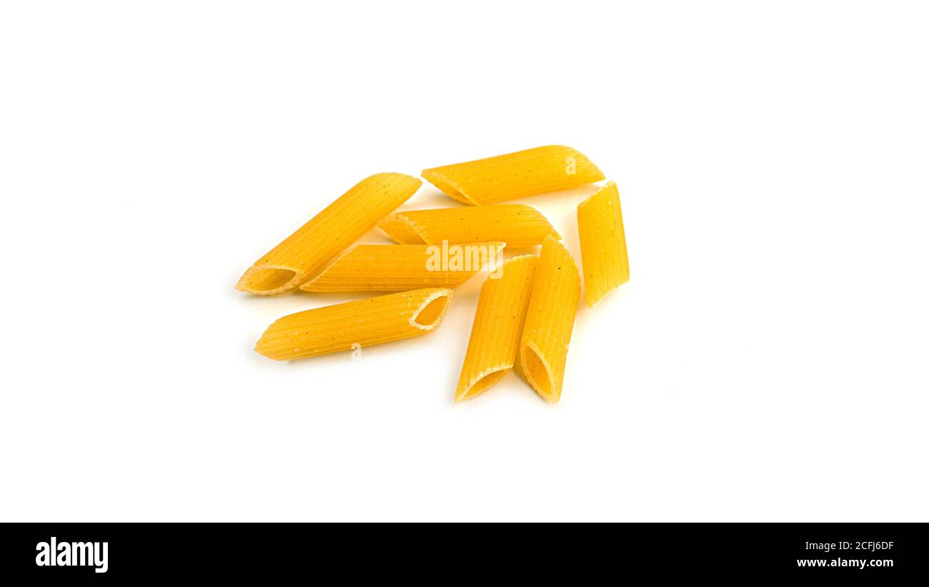 Forme brute de penne rigate de pâtes italiennes sur fond blanc. Photo de haute qualité Banque D'Images