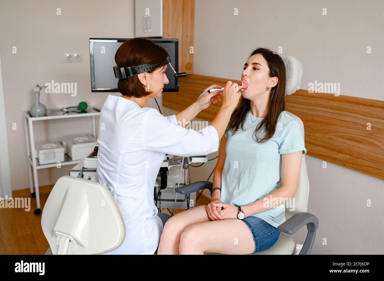 Femme médecin et patient en cabinet, examen Banque D'Images