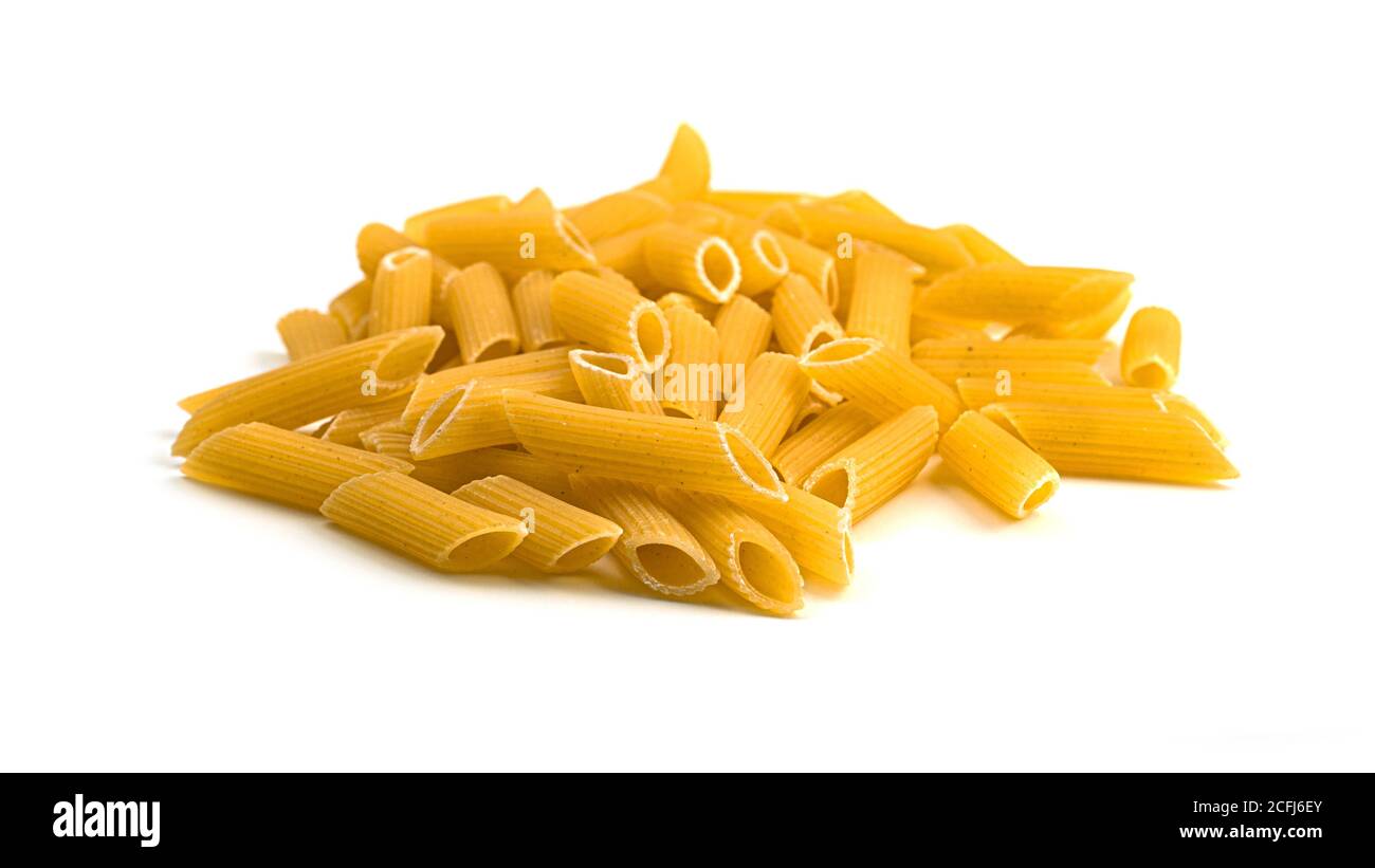Forme brute de penne rigate de pâtes italiennes sur fond blanc. Photo de haute qualité Banque D'Images
