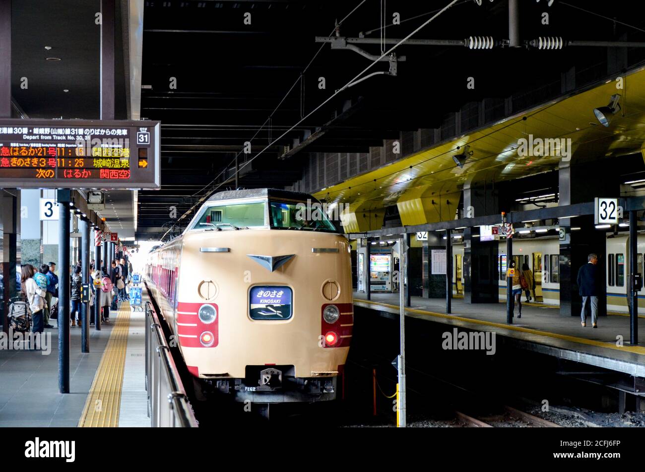 Le train de la série 381 (381系, 381-kei) à la gare de Kyoto. Banque D'Images