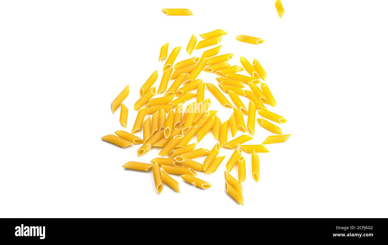 Forme brute de penne rigate de pâtes italiennes sur fond blanc. Photo de haute qualité Banque D'Images