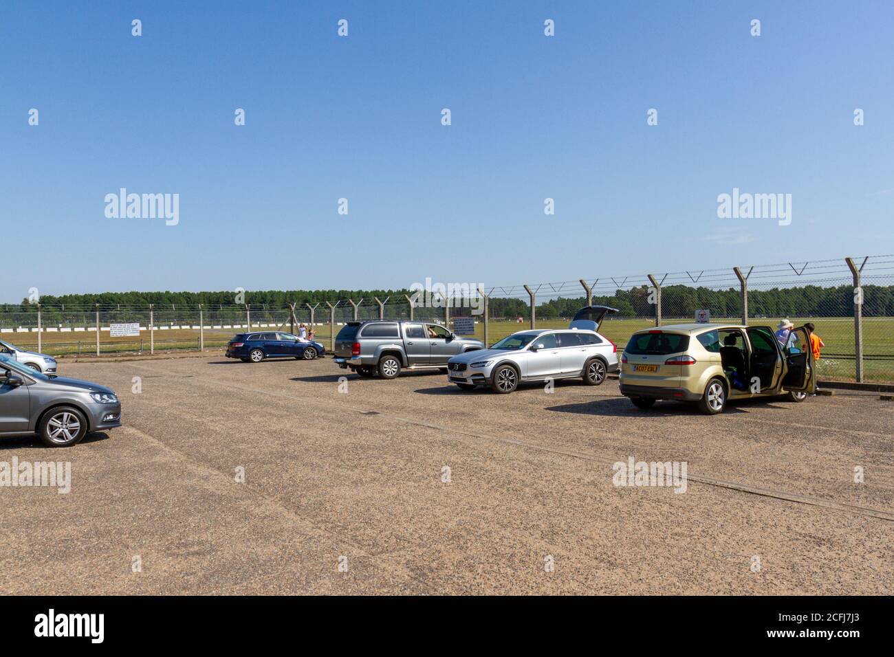 Voitures garées dans la zone d'observation de la RAF Lakenheath, Wangford Rd, Brandon, Angleterre. Banque D'Images