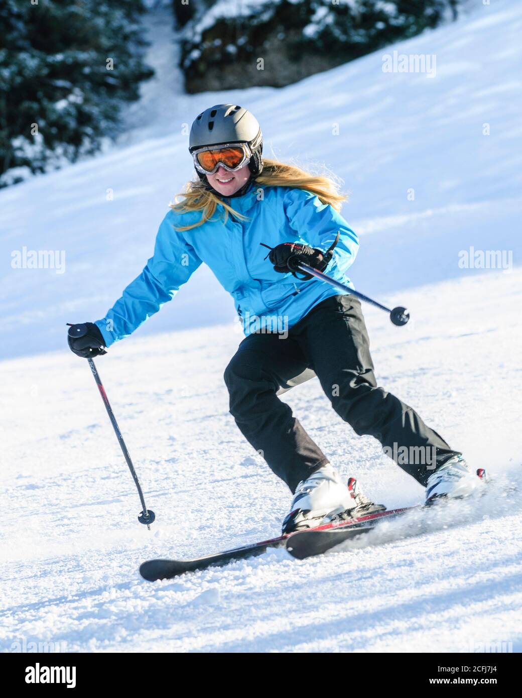 Ski alpin sur des pistes parfaitement préparées Banque D'Images