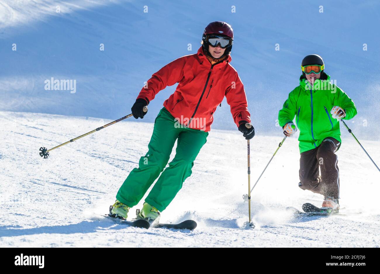 Ski alpin sur des pistes parfaitement préparées Banque D'Images