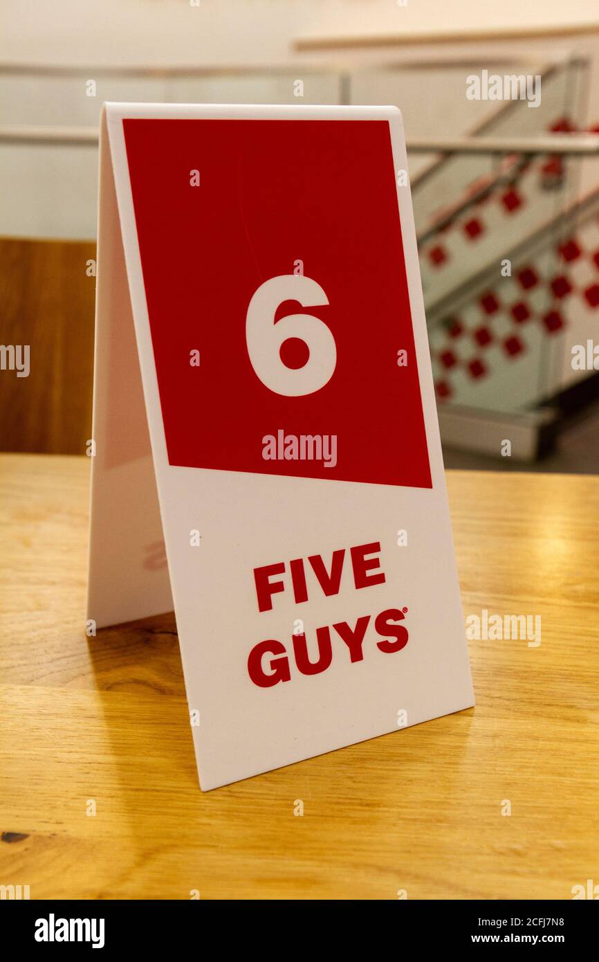 Affiche de numéro de table utilisée dans un restaurant « Five Guys Burger and Friters » à Cambridge, au Royaume-Uni. Banque D'Images
