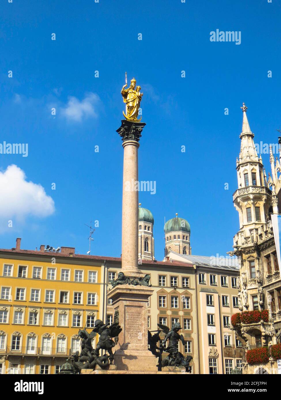 Munchen, Bavière, Allemagne.la Mariensäule (ou colonne de la Madonna) sur la Marienplatz est une statue représentant la Madonna (vénérée comme la Patronesse de Bavière) avec l'enfant Jésus à la main, debout sur un croissant de lune, le tout sur une colonne de marbre rouge. La colonne a été érigée en 1638, après la guerre de trente ans. La statue d'or de la Vierge remonte à 1590, et est l'œuvre d'Hubert Gerhard. Banque D'Images