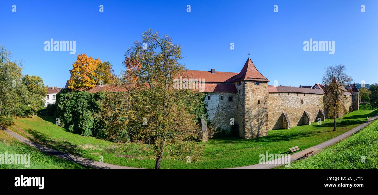 Le mur sud de la ville de Weißenburg en début de matinée en automne. Banque D'Images
