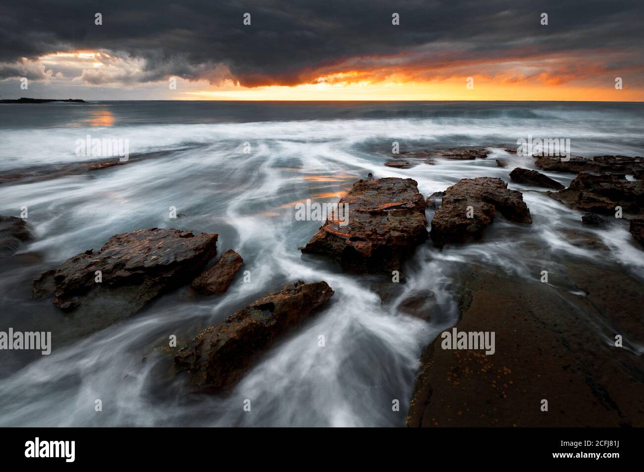 Un matin de mauvaise humeur à Shoalhaven Coast au sud de Sydney. Banque D'Images