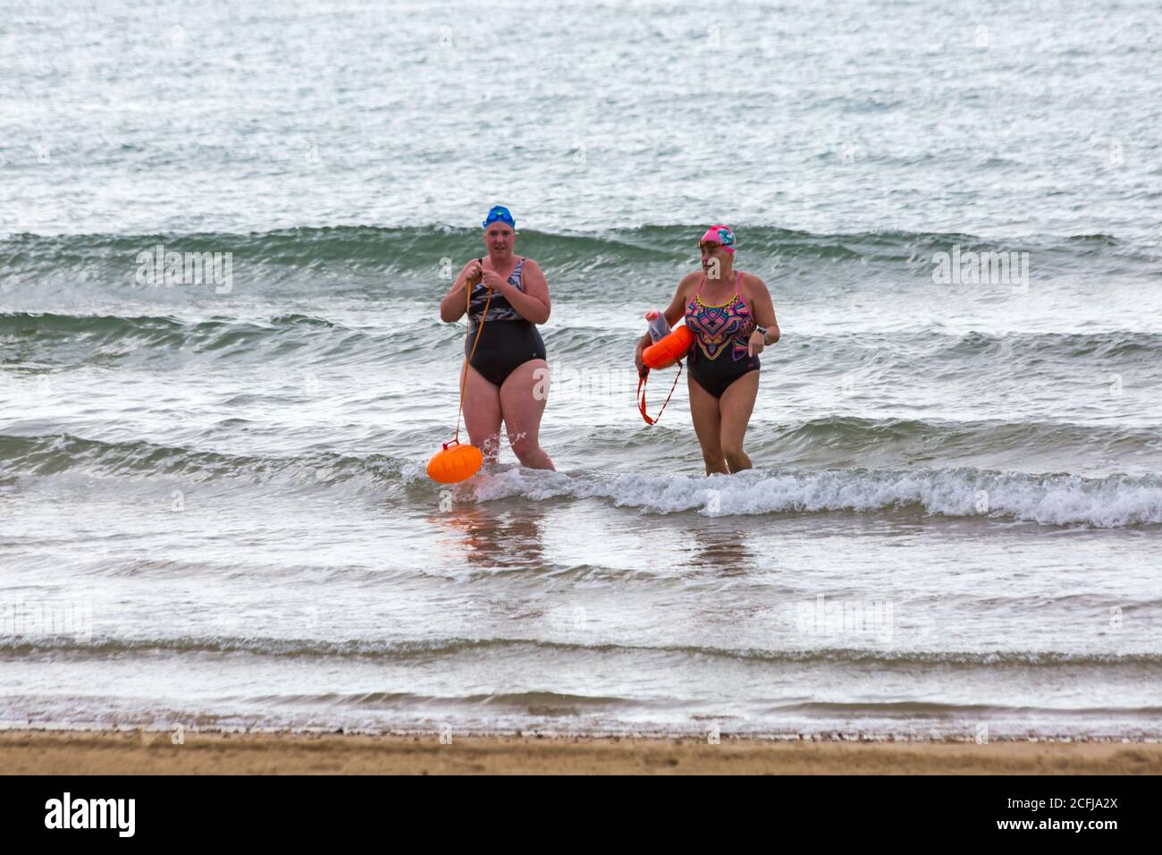 Bournemouth, Dorset, Royaume-Uni. 6 septembre 2020. Temps au Royaume-Uni : frais et sec le matin sur les plages de Bournemouth. Nageurs sortant de la mer. Crédit : Carolyn Jenkins/Alay Live News Banque D'Images