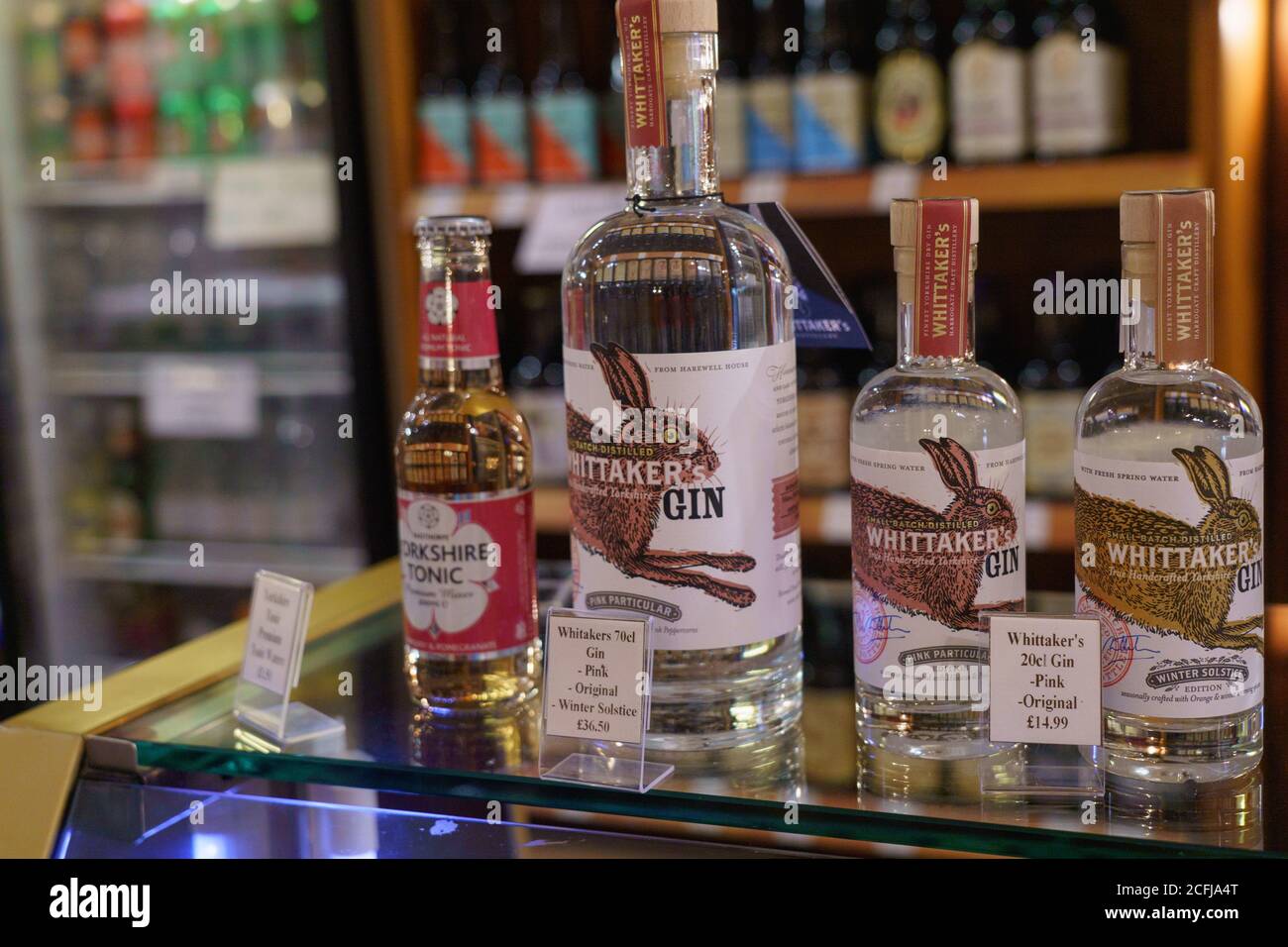 Les bouteilles de la Gin de Whittaker sont exposées au comptoir du magasin Farrah's Toffee à Harrogate, dans le North Yorkshire, en Angleterre, au Royaume-Uni. Banque D'Images