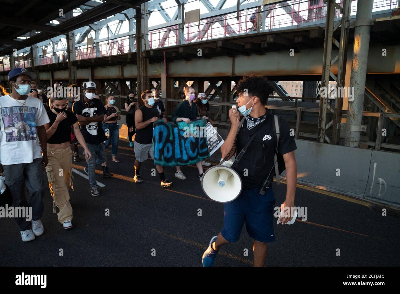 5 septembre 2020, New York, New York, U. S. Isaac ORTEGA, organisateur communautaire de la Marche des peuples, se présente lors d'une manifestation pacifique de Black Lives Matter lors d'une promenade à travers le pont de Williamsburg à New York, New York. Les organisateurs et les manifestants réclament justice pour Kawasaki Trawick. Il y a plus d'un an, Trawick, puis 32 ans, a été abattu deux fois dans son propre appartement par deux officiers du NYPD, Brendan Thompson et Herbert Davis, alors qu'il cuisait dans l'appartement Morris Heights le 14 avril 2019. Le procureur de district du Bronx a déclaré que les enquêteurs n'avaient trouvé aucune criminalité dans le décès de Trawick (CRE) Banque D'Images