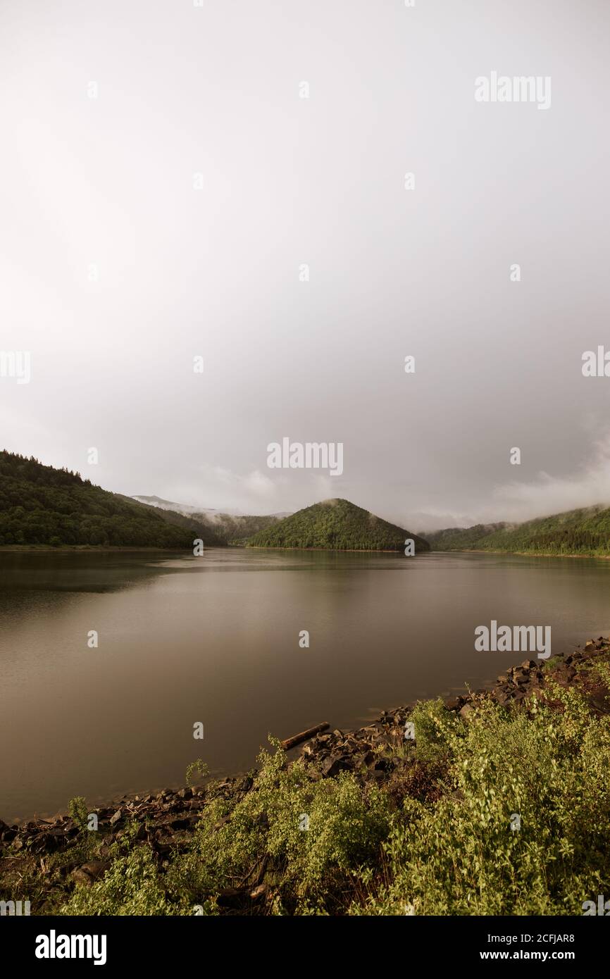 Miroir de l'eau douce du lac de zetelaka carpathian. Paysage magnifique après la pluie Banque D'Images