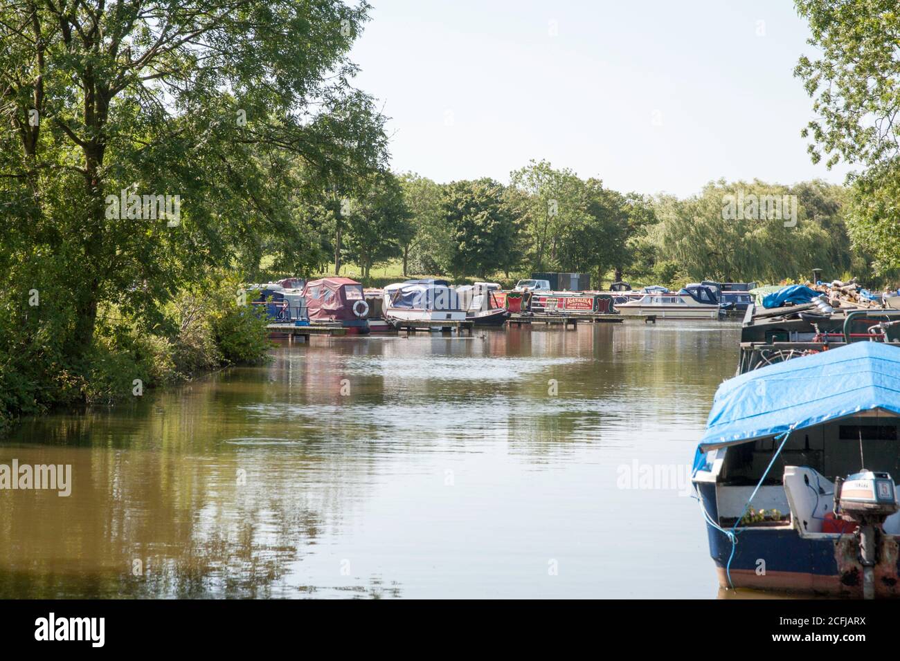 Des bateaux étroits amarrés sur le canal de Macclesfield plus haut Poynton Cheshire Angleterre Banque D'Images