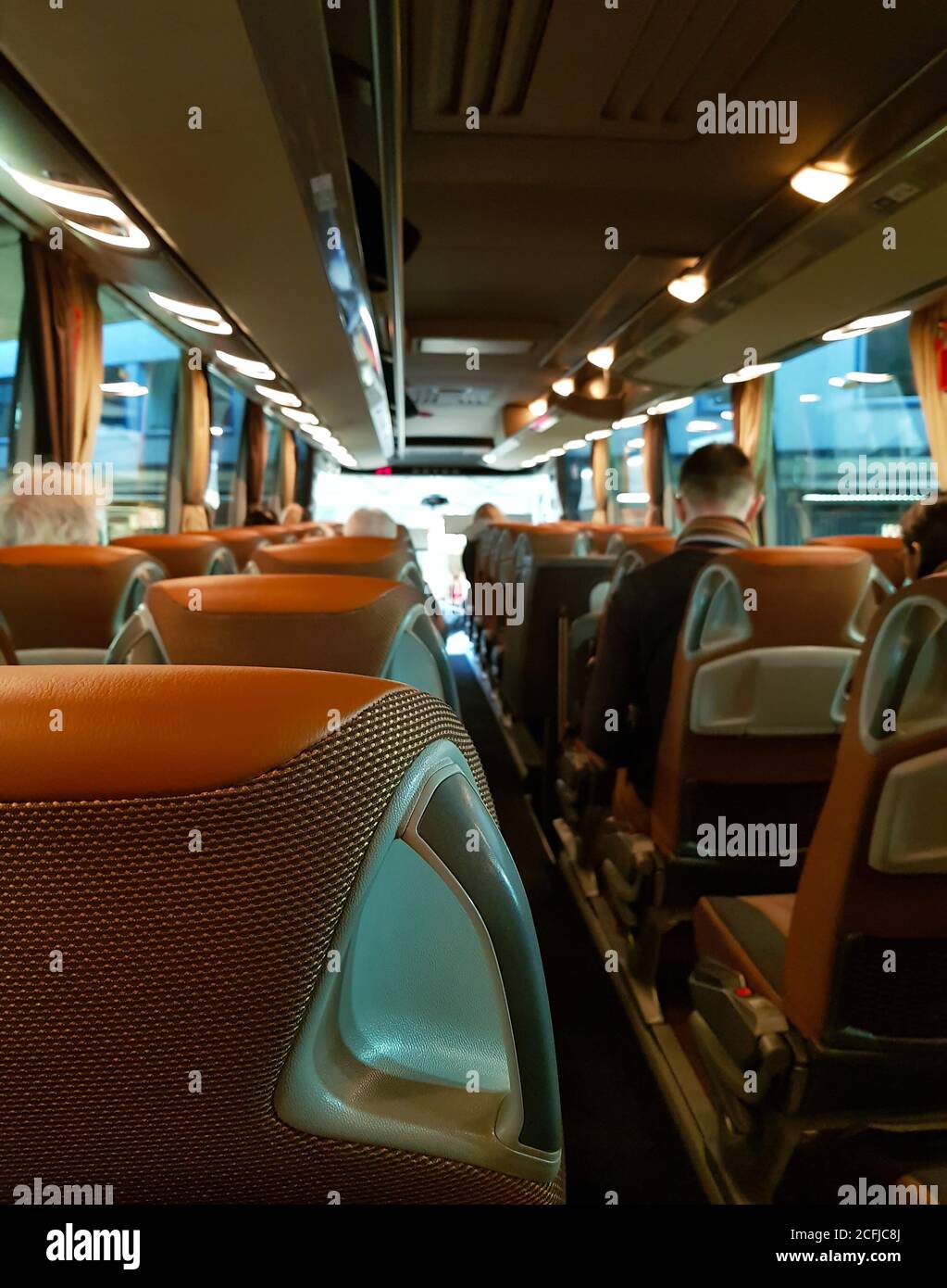 à l'intérieur du grand bus touristique avec les gens Banque D'Images