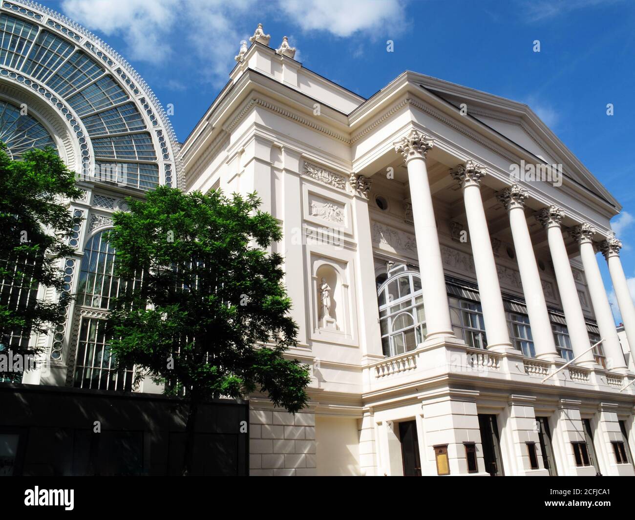 Le Royal Opera House et l'extension Floral Hall à Covent Garden, Londres, Angleterre, Royaume-Uni, la maison de l'Opéra Royal et du Ballet Royal Banque D'Images