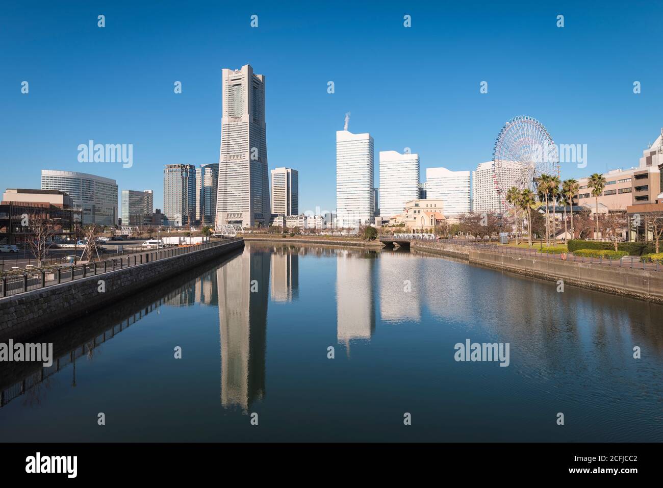 La ligne d'horizon de Yokohama Minato-Minatomirai se reflète dans le canal in Le matin Banque D'Images