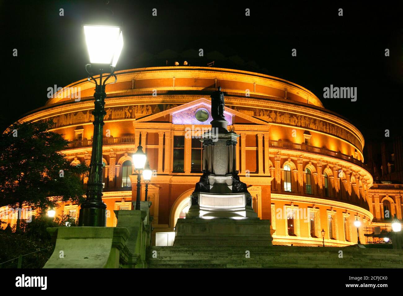 La salle de concert Royal Albert Hall est le théâtre de nuit Kensington Londres Angleterre Royaume-Uni construit en 1867-71 comme une musique classique Lieu la maison des Proms Banque D'Images