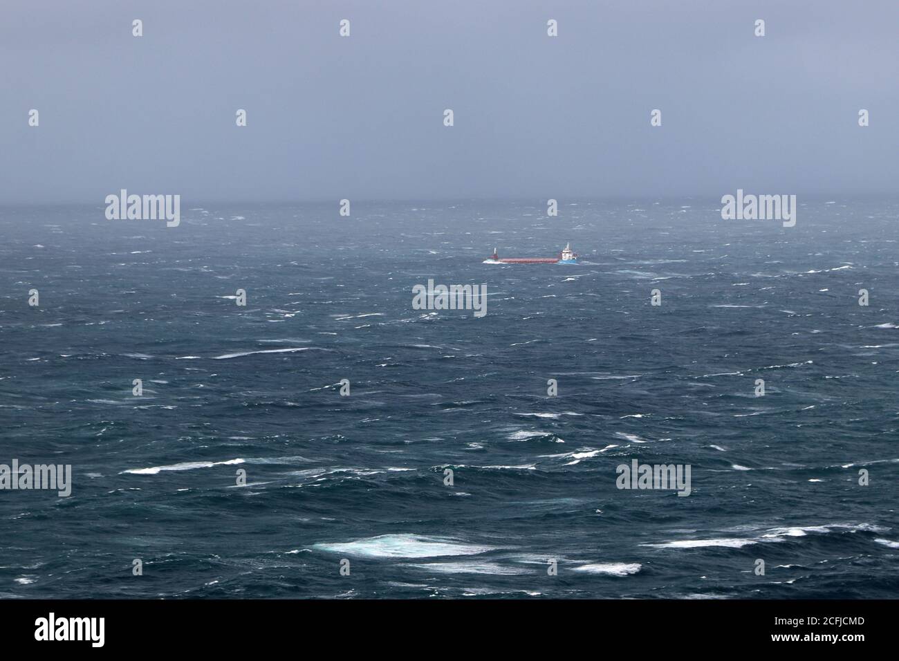 Navire de cargaison en haute mer pendant la gale dans le Pentland Firth Banque D'Images