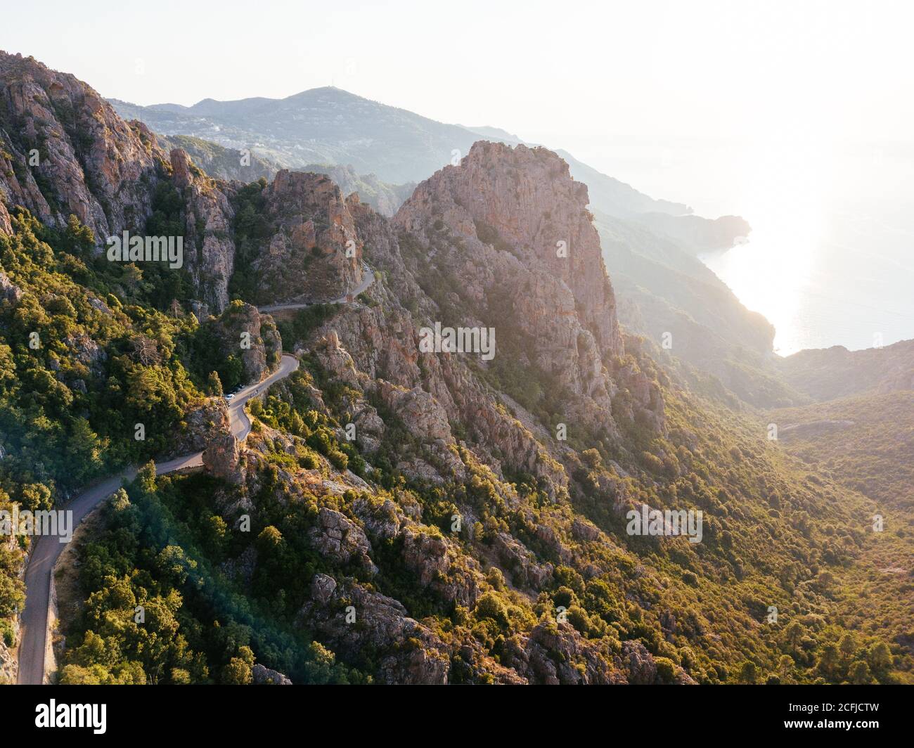 Terrains de campagne et route pittoresque sur la mer, Corse, France Banque D'Images