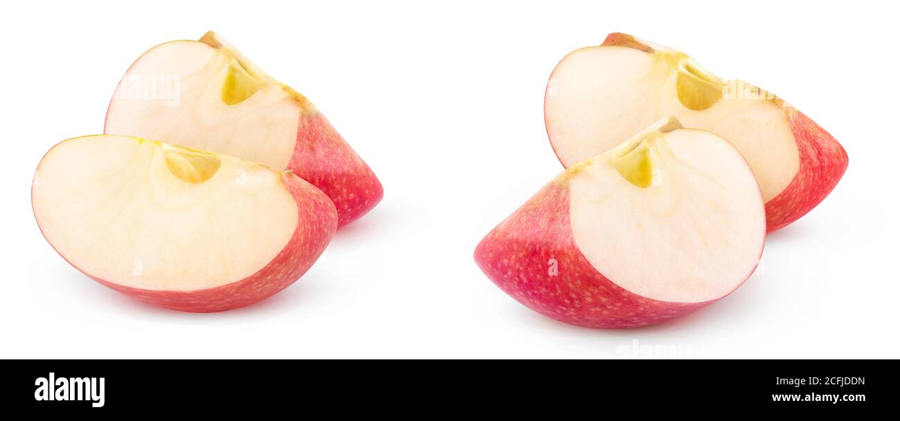 Morceaux de fruits de pomme isolés. Deux quartiers de pomme rouge isolés sur fond blanc Banque D'Images