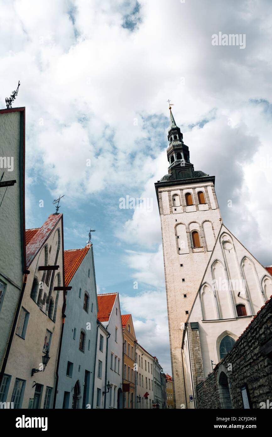 Vieille ville rue Ruutli Eglise Saint-Nicolas à Tallinn, Estonie Banque D'Images