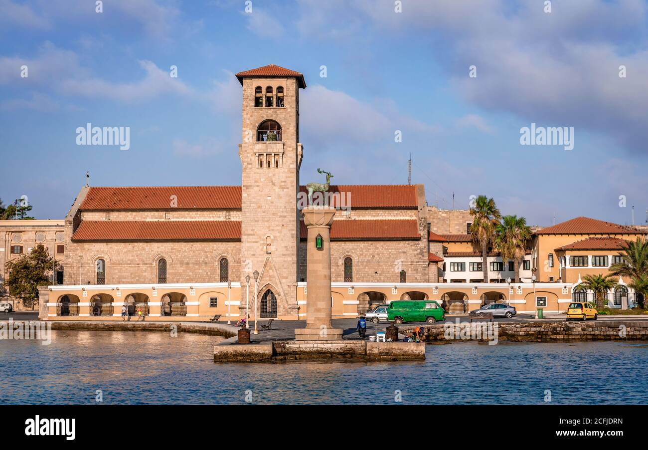 Rhodes / Grèce - 20 2016 août : l'entrée du port de Mandraki, le matin d'été nuageux. Banque D'Images