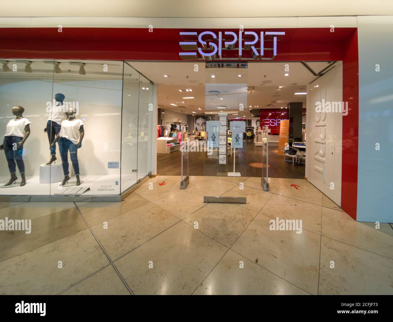 BOUTIQUE ESPRIT vue de face à Mall à Hanovre, Allemagne, 31.8.2020 est une marque célèbre de vêtements de mode décontractés Banque D'Images