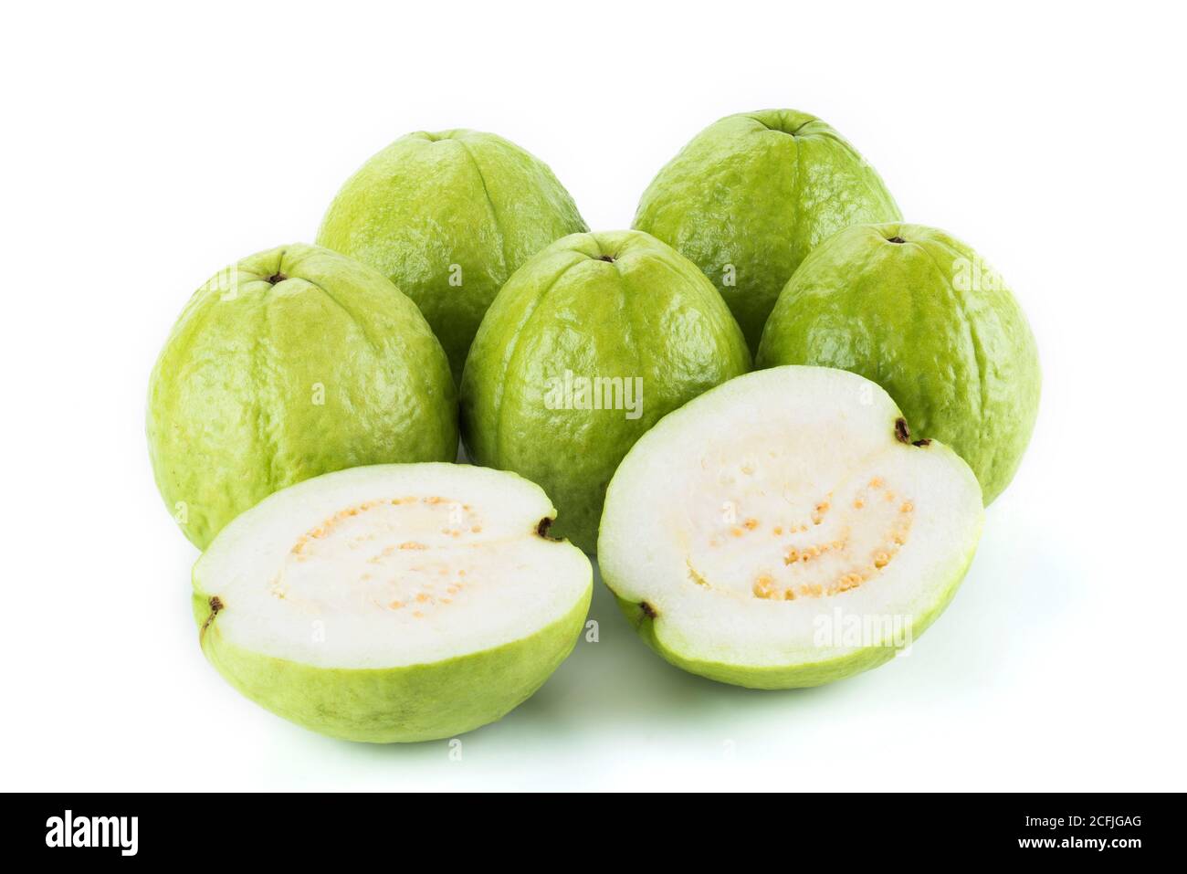 Tranché de Guava sur fond blanc Banque D'Images