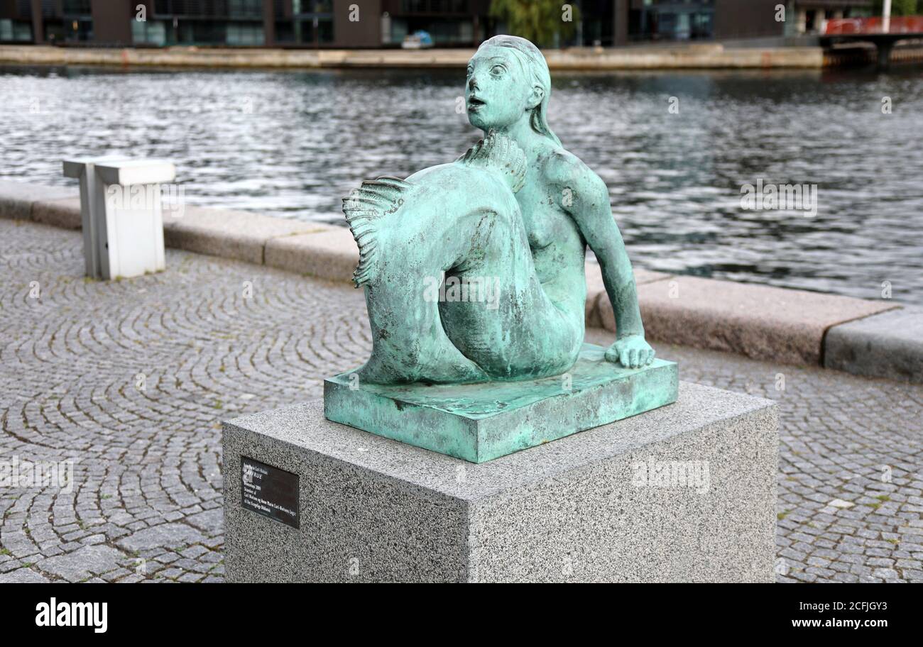 Sculpture de sirène en bronze par Anne Marie Carl-Nielsen à l'extérieur du Royal Bibliothèque danoise à Copenhague Banque D'Images