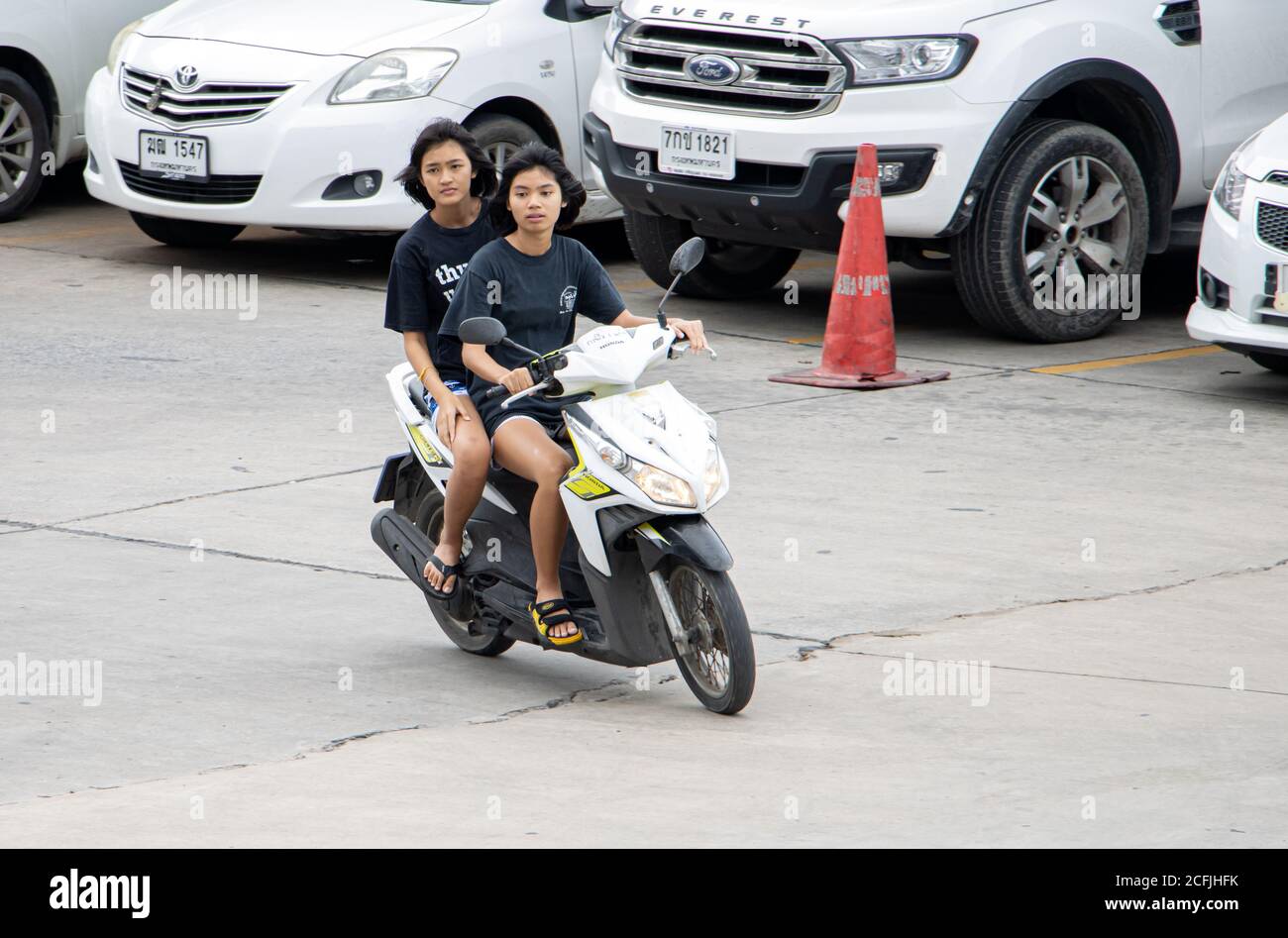 SAMUT PRAKAN, THAÏLANDE, 26 2020 JUIN, deux femmes manèges à moto dans la rue. Banque D'Images