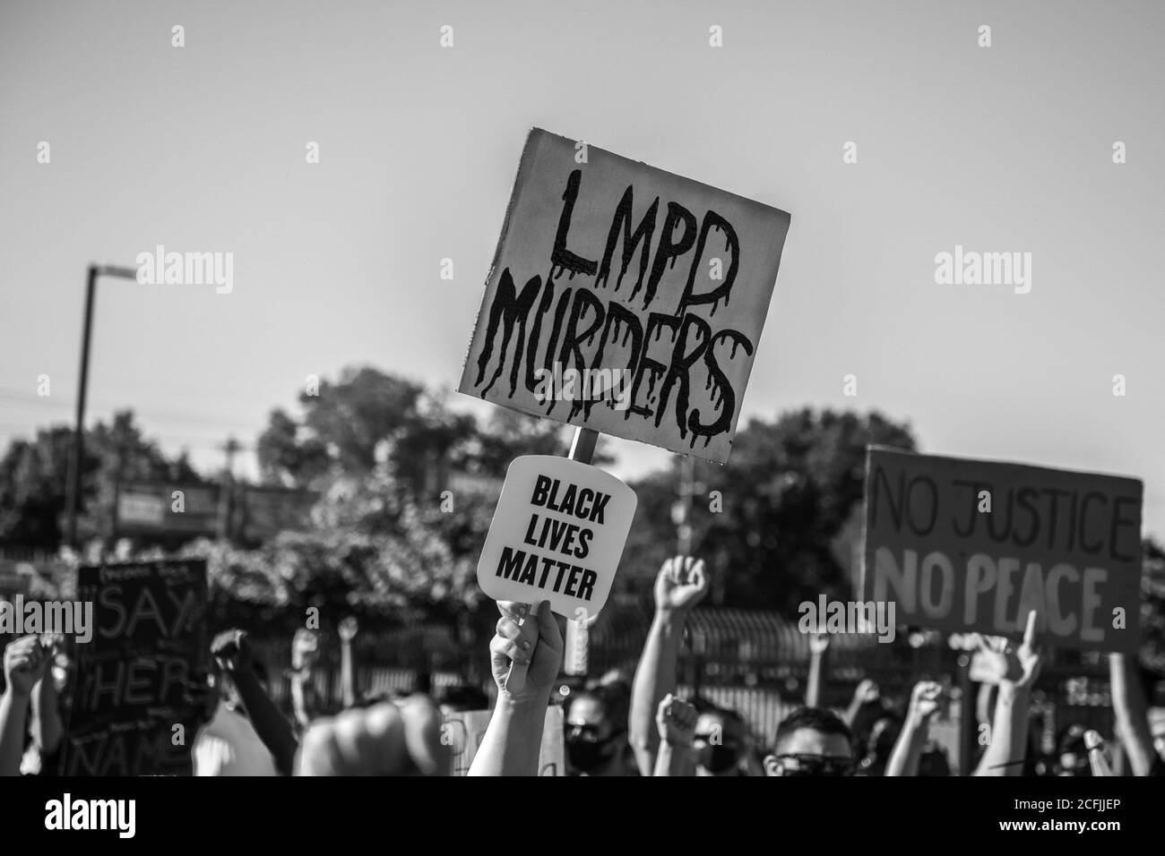 Louisville, Kentucky, États-Unis. 5 septembre 2020. Les manifestants manifestent devant Churchill Downs dans le cadre de la manifestation « pas de justice, pas de Derby » le 5 2020 septembre, le jour du Kentucky Derby à Louisville, Kentucky. Crédit : Chris Tuite/image Space/Media Punch/Alamy Live News Banque D'Images