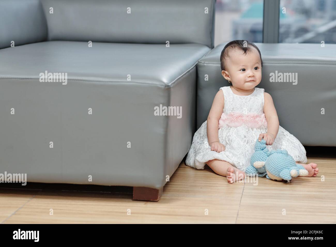 Girl Playing with toy Banque D'Images