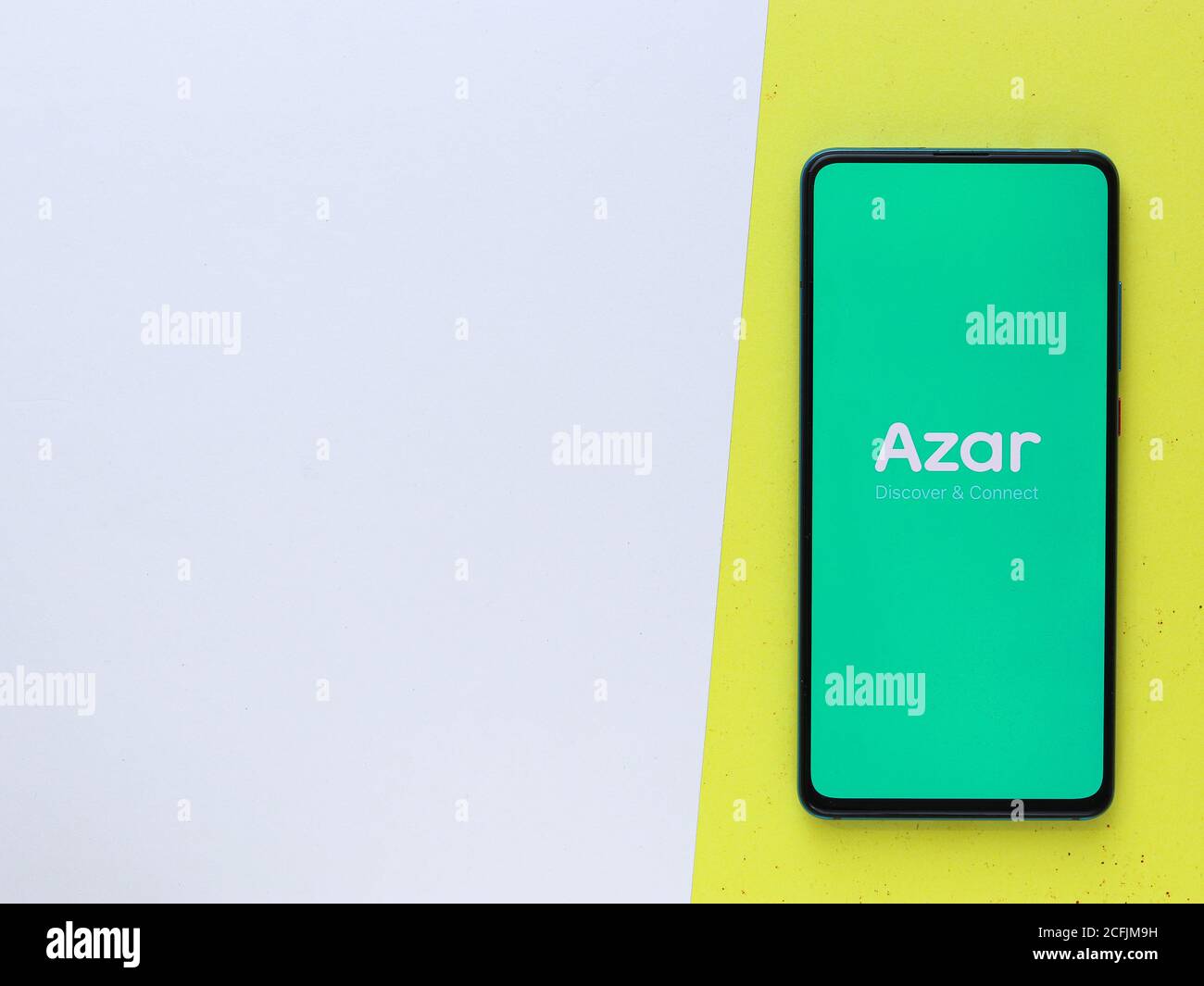 Assam, inde - 6 septembre 2020 : logo Azar sur l'écran du téléphone image de stock. Banque D'Images