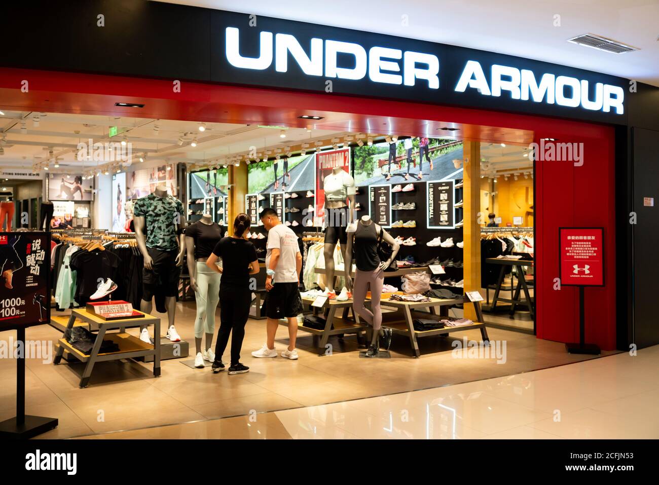Fabricant américain de vêtements de sport sous la boutique Armour et le logo vu à Chongqing. Banque D'Images