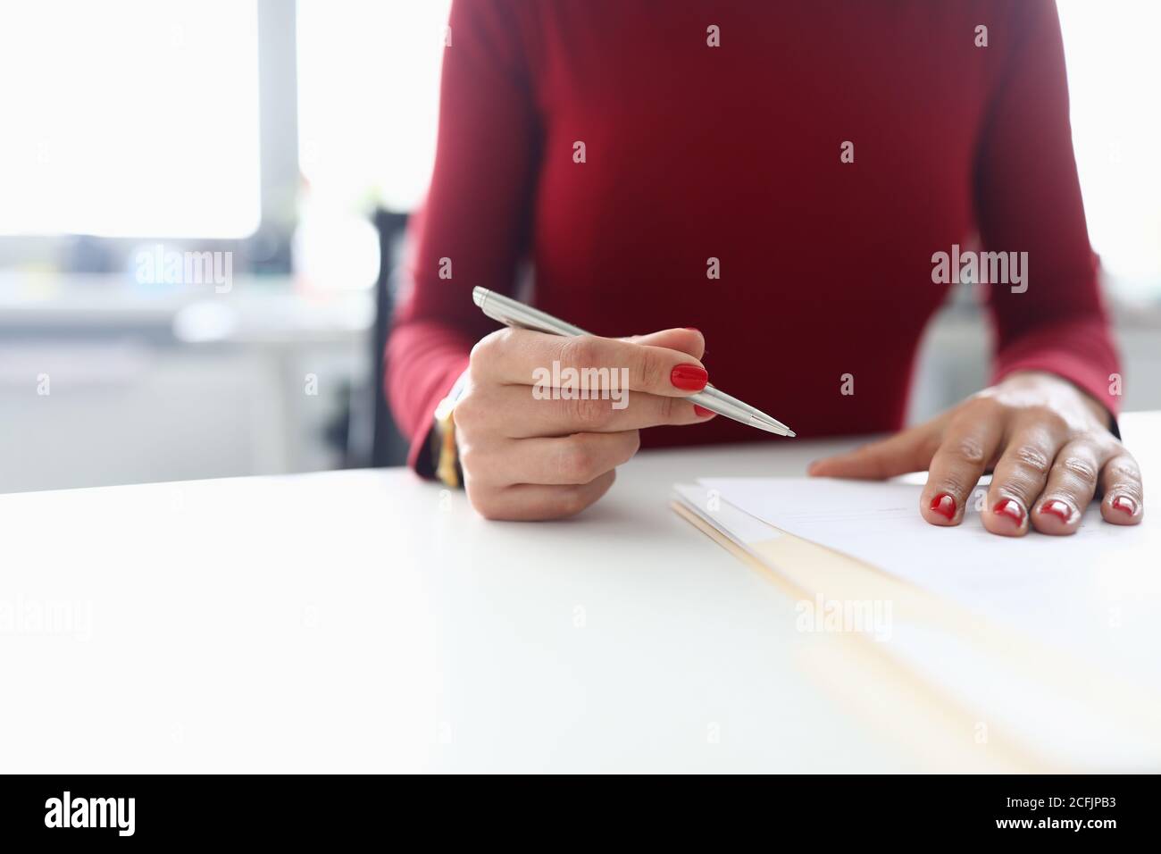 La femme tient le stylo dans ses mains et se prépare à signer documents Banque D'Images