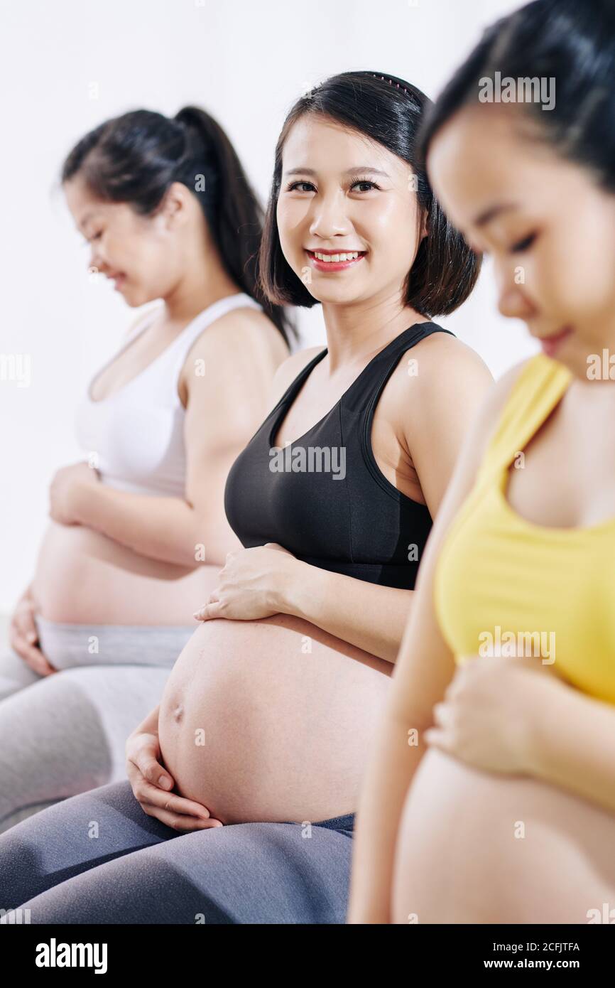 Pregnant woman touching belly Banque D'Images