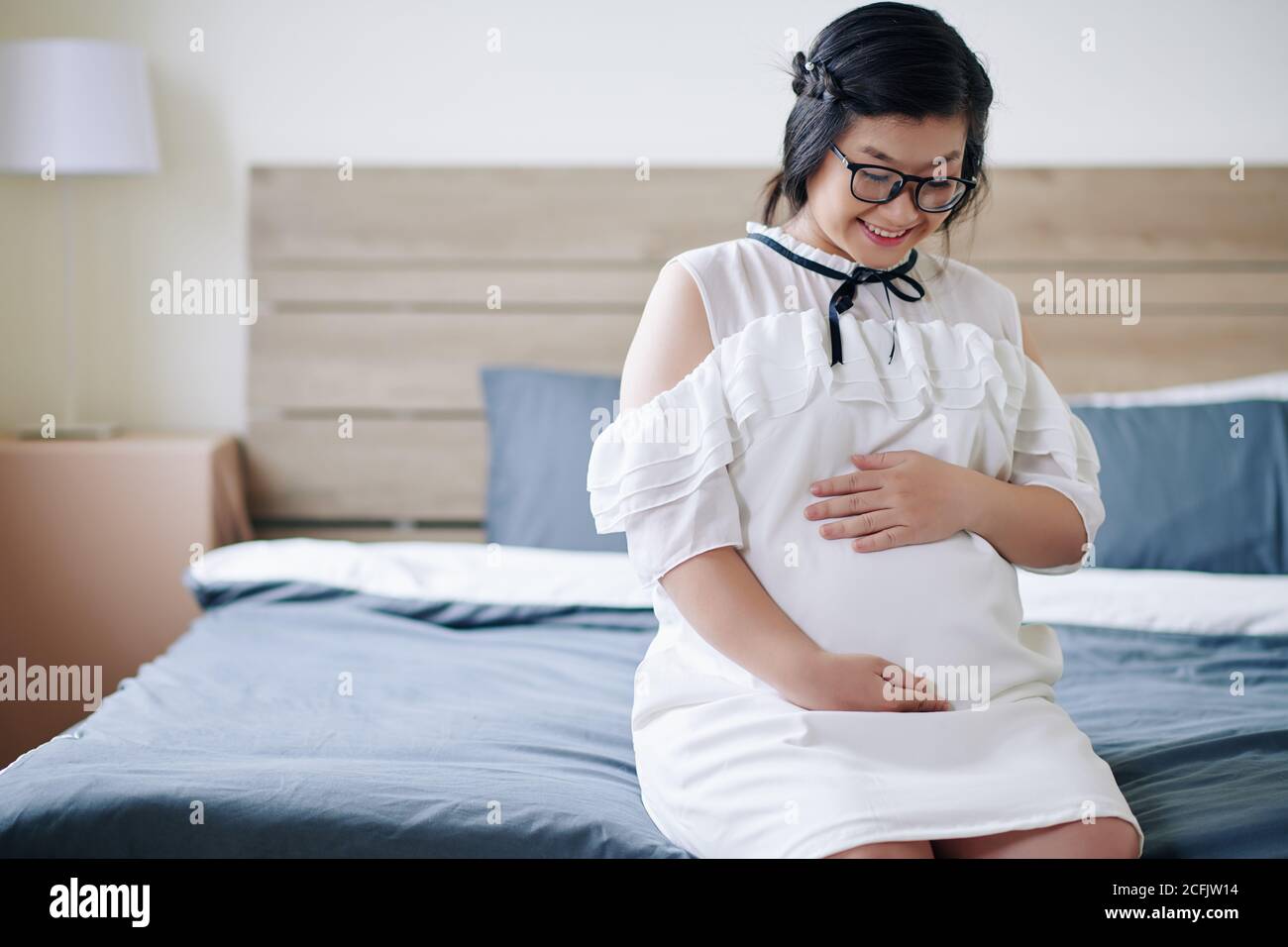 Belle femme enceinte asiatique Banque D'Images
