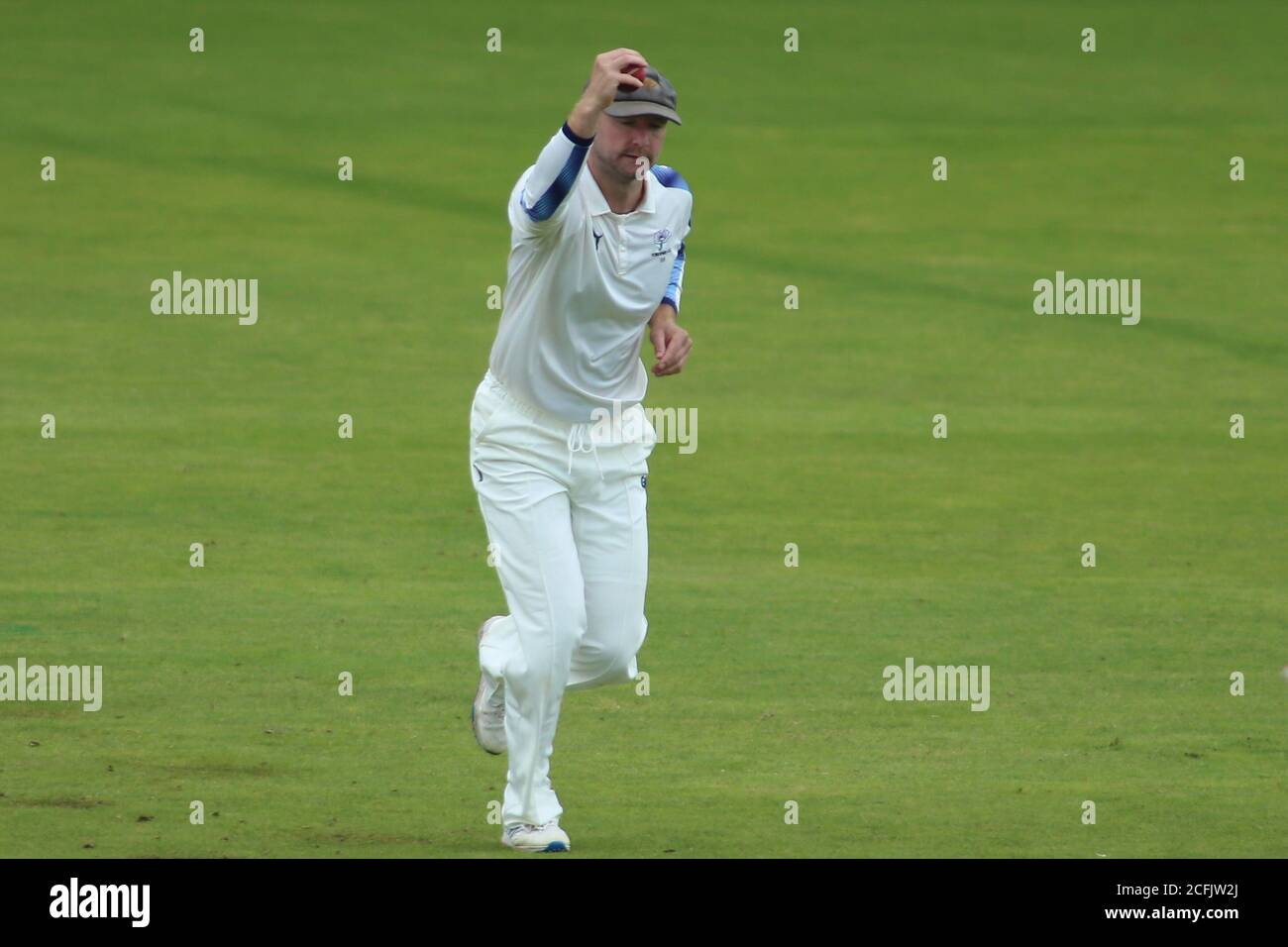 Yorkshire County Cricket, Emerald Headingley Stadium, Leeds, West Yorkshire, 6 septembre 2020. Bob Willis Trophy - Yorkshire County Cricket Club vs Leicestershire County Cricket Club, 1er jour. Adam Lyth (R) du Yorkshire prend la prise pour licencier Alex Evans du Leicestershire. Crédit : Touchlinepics/Alamy Live News Banque D'Images