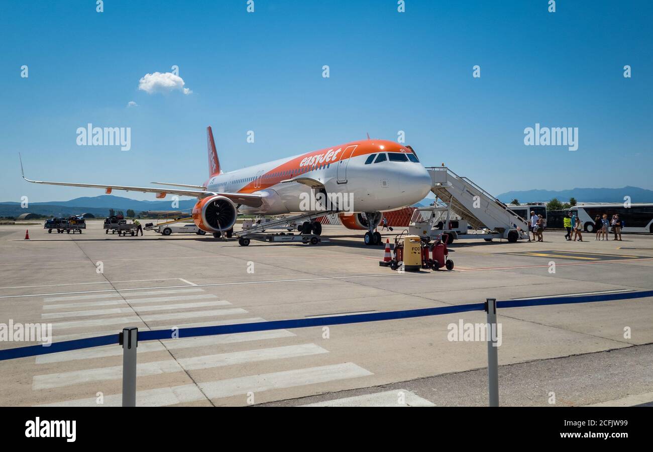 Passagers aériens qui embarque sur un vol EasyJet à l'aéroport d'Aktion. Banque D'Images