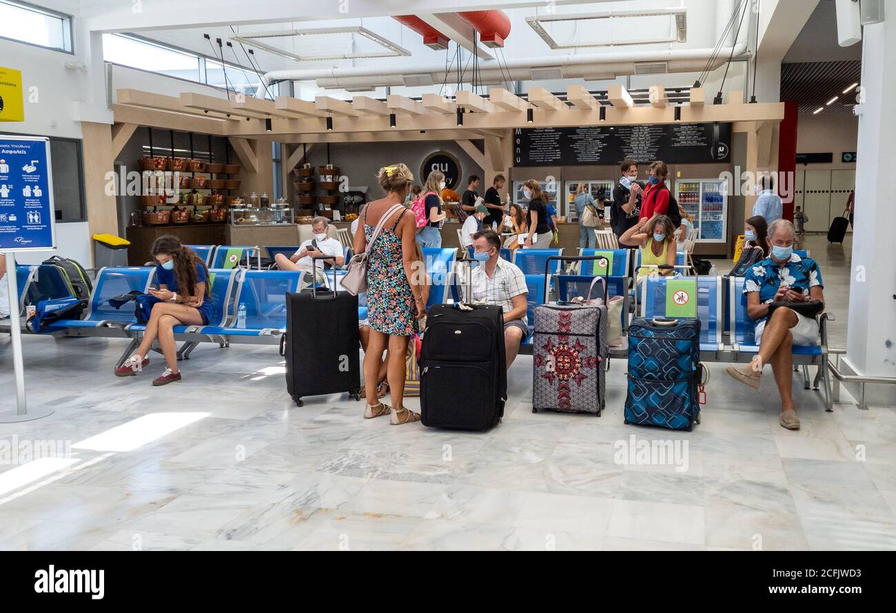 Les vacanciers attendent leur vol de retour dans le salon de départ de l'aéroport d'Aktion. Banque D'Images