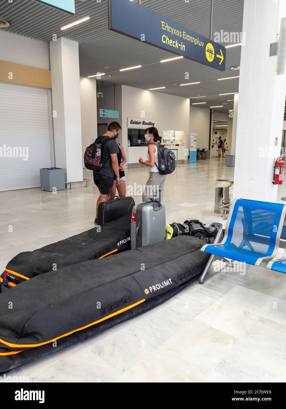 Les vacanciers attendent leur vol de retour dans le salon de départ de l'aéroport d'Aktion. Banque D'Images