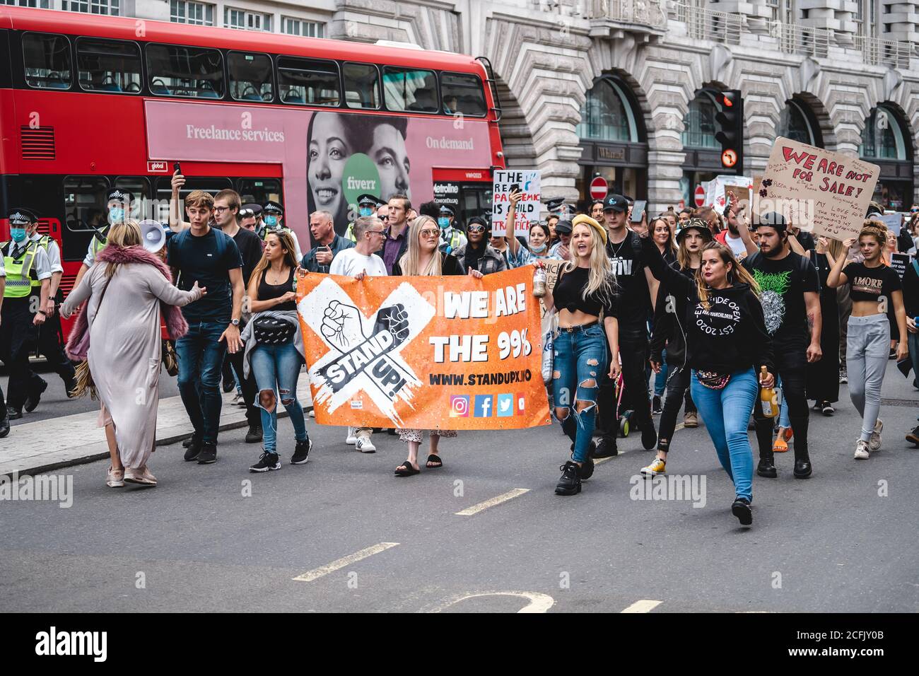 Londres / Royaume-Uni - 2020.09.05: Des jeunes avec des bannières et des pancartes criant à Save Our Children protestent contre la traite des enfants. Banque D'Images