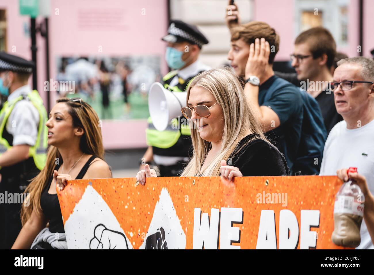 Londres / Royaume-Uni - 2020.09.05: Jeune fille avec des bannières et des pancartes criant à Save Our Children proteste contre la traite des enfants. Banque D'Images