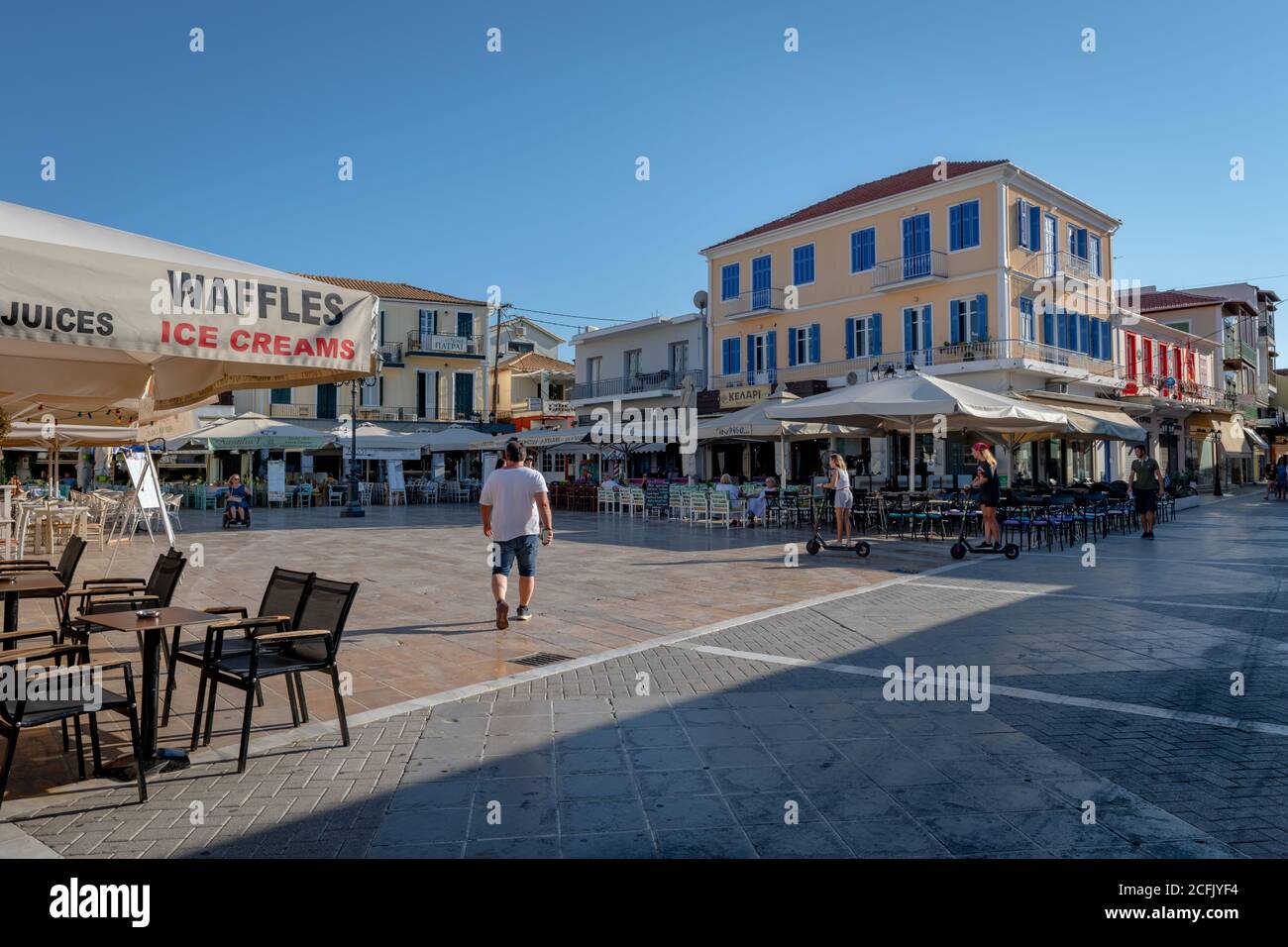 La place sur la rue Mela dans la ville de Lefkada. Banque D'Images